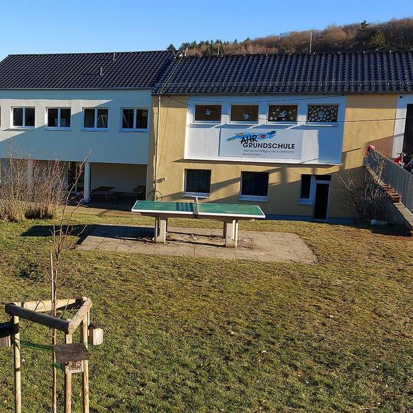 Ein Standort der Ahr-Grundschule ist in Dollendorf. Dort entsteht vor dem linken Trakt ein Anbau.