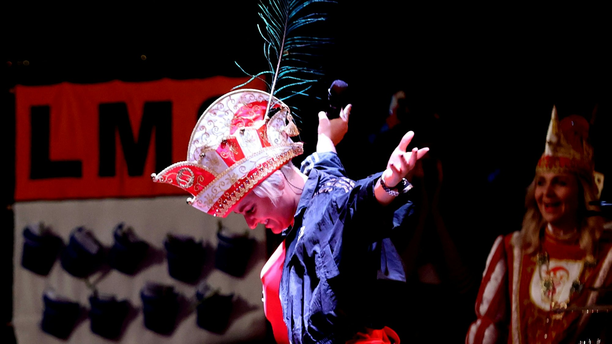 14.02.2023, Köln: Loss Mer Singe Sitzung im Theater am Tanzbrunnen - Kempes Feinest mit Sängerin Nici Kempermann und Prinzinnen und weibliche Dreigestirne. Foto: Thilo Schmülgen