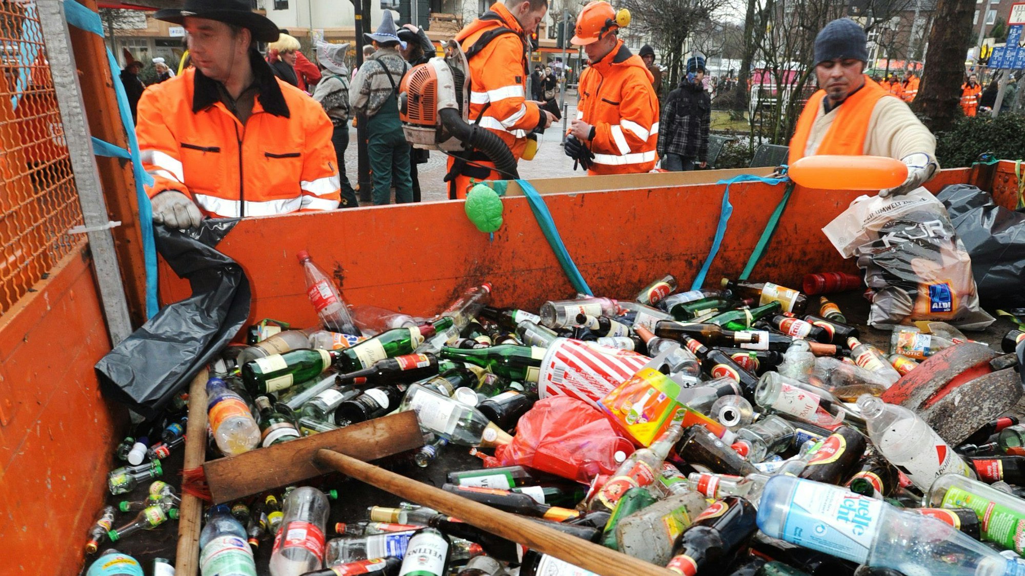 Bauhof-Mitarbeiter beim Müllsammeln nach dem Zug