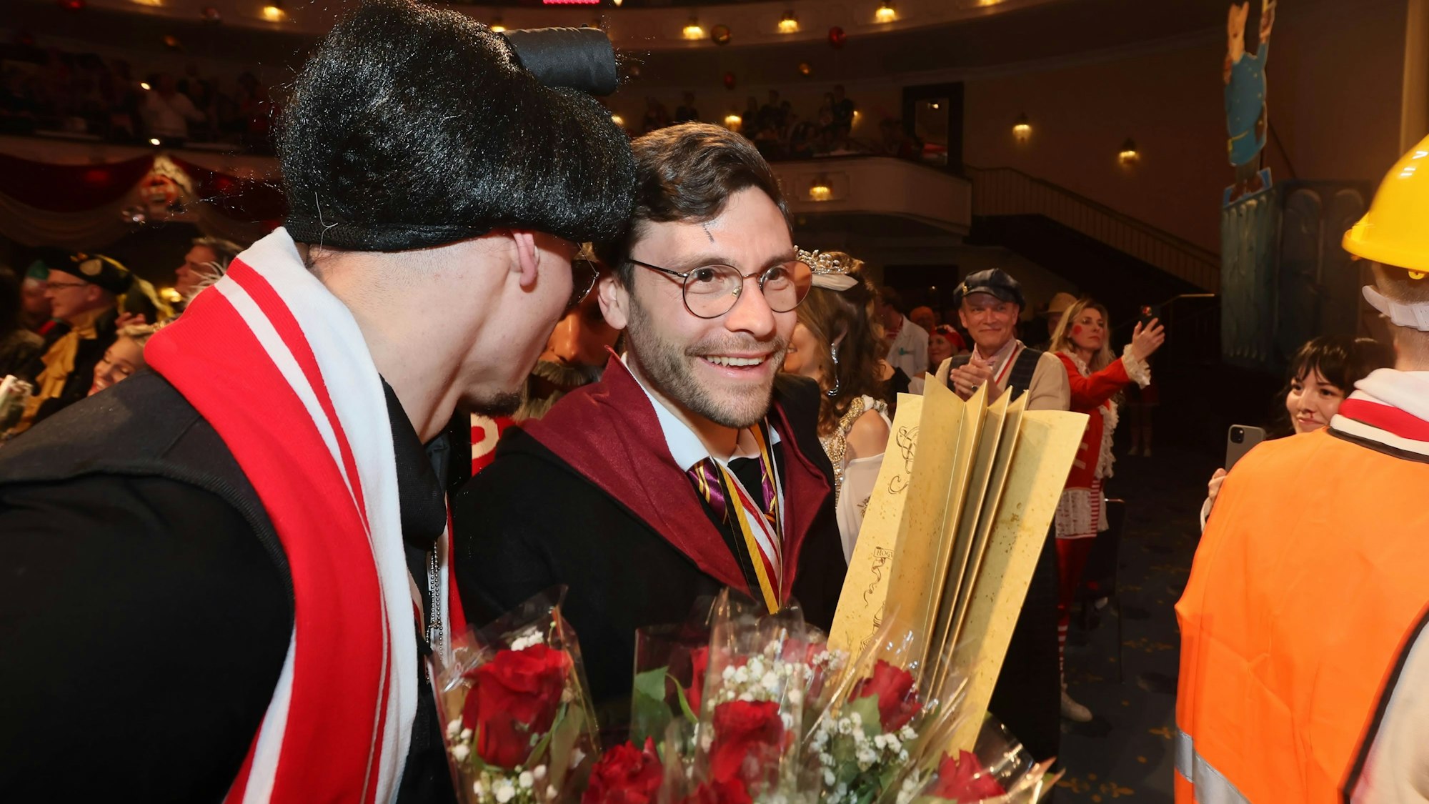 Jonas Hector in Harry-Potter-Kostüm auf der FC-Karnevalssitzung am 14. Februar im Maritim.