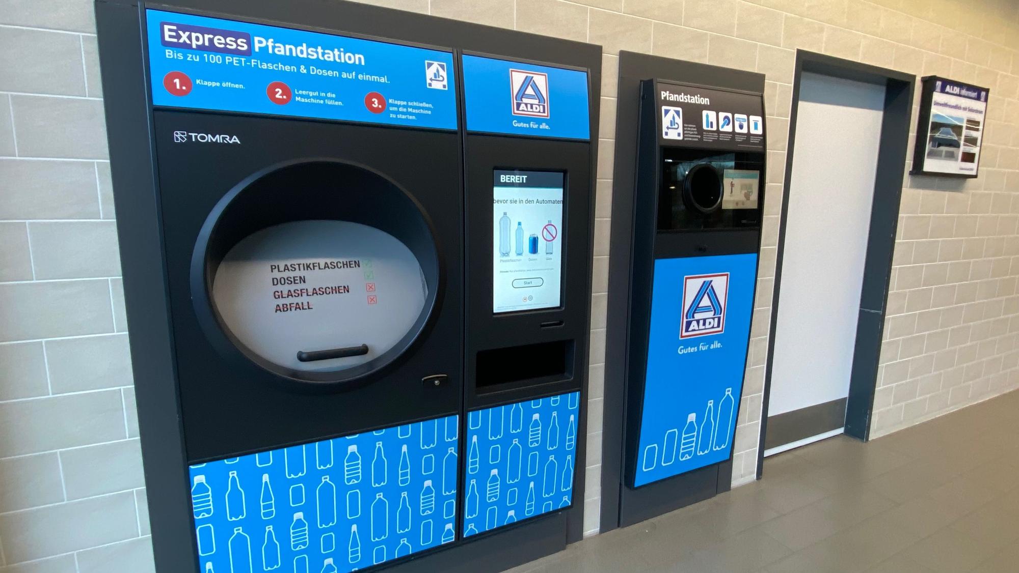 Ein XXL-Pfandaautomat, der Tomra R1, steht in einem Aldi-Markt in Hattingen.