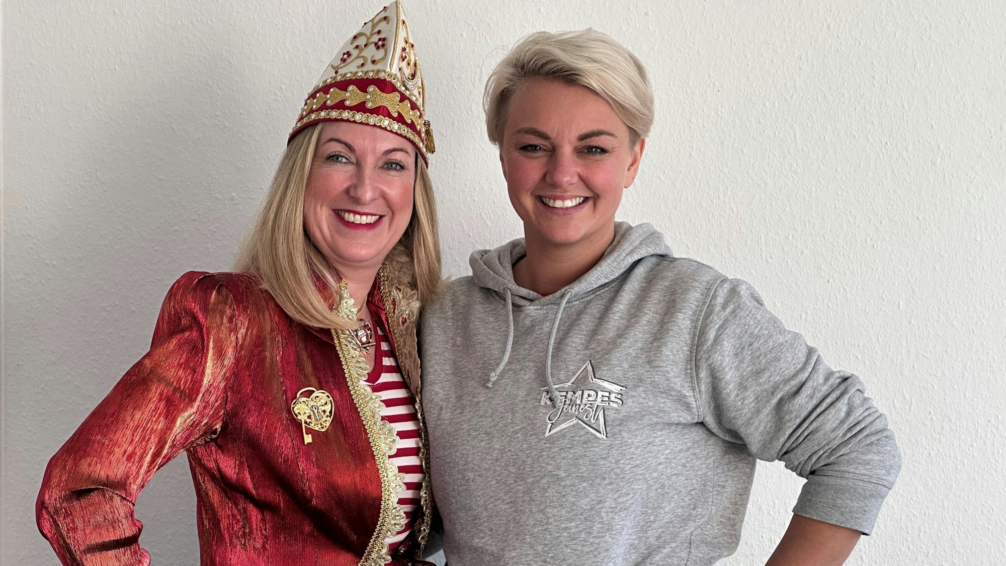 Im Gespräch über Frauen im Karneval: Die Präsidentin der GKG Frohsinn, Tanja Wolters, und die Sängerin der Band Kempes Feinest, Nici Kempermann.