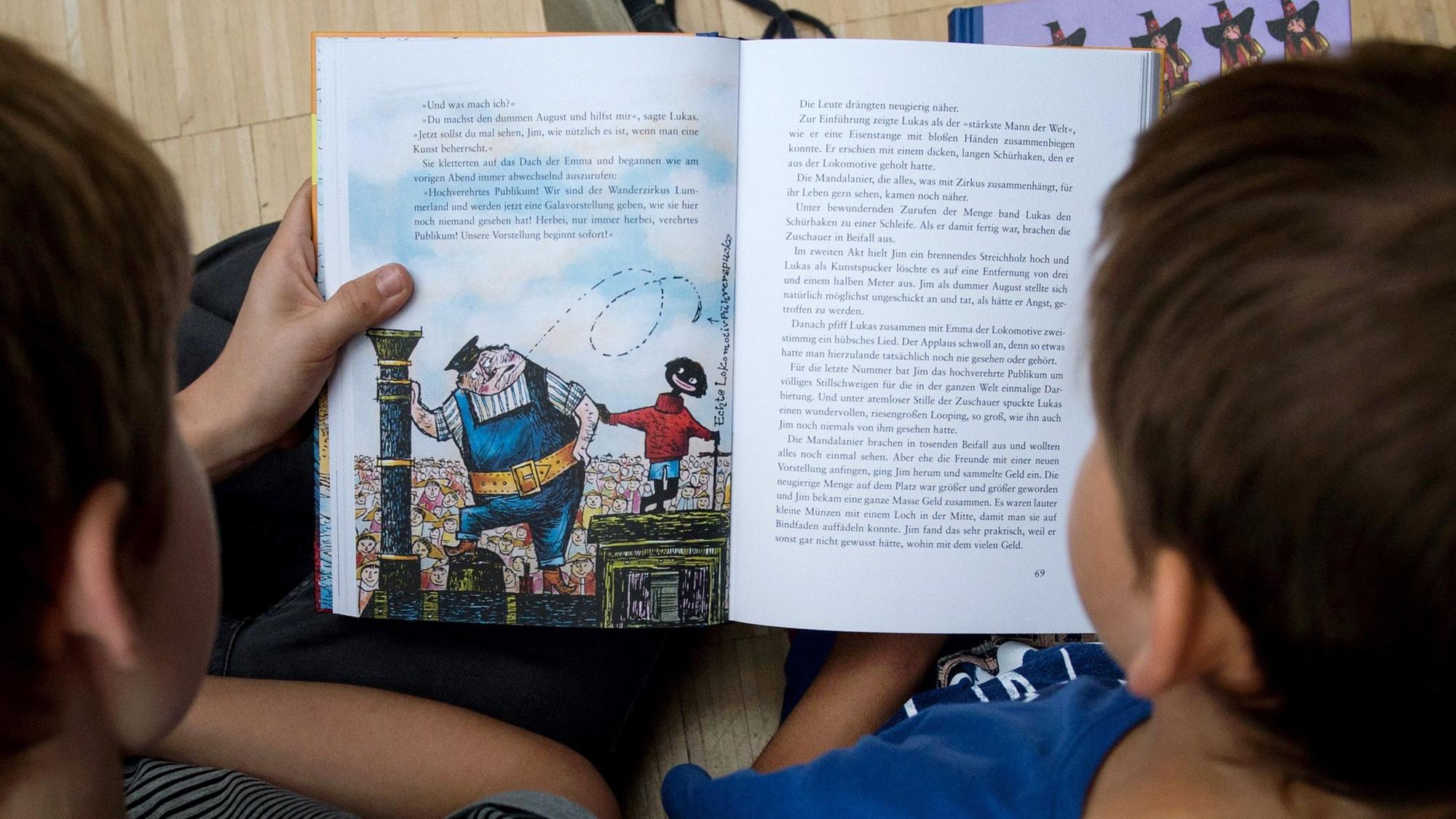 Zwei Kinder lesen das Kinderbuch „Jim Knopf und Lukas der Lokomotivführer“