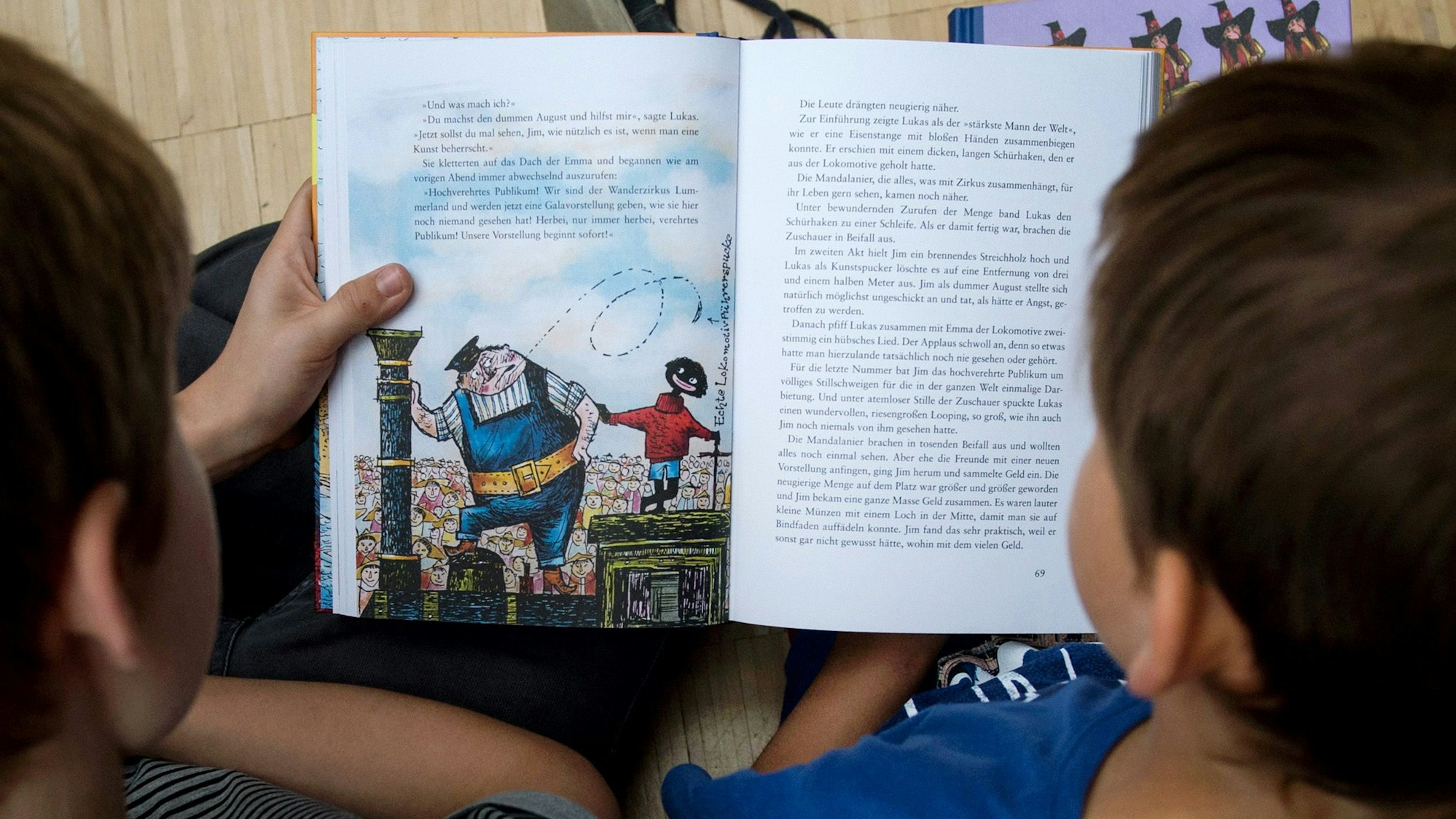 Zwei Jungen lesen das Kinderbuch „Jim Knopf und Lukas der Lokomotivführer“