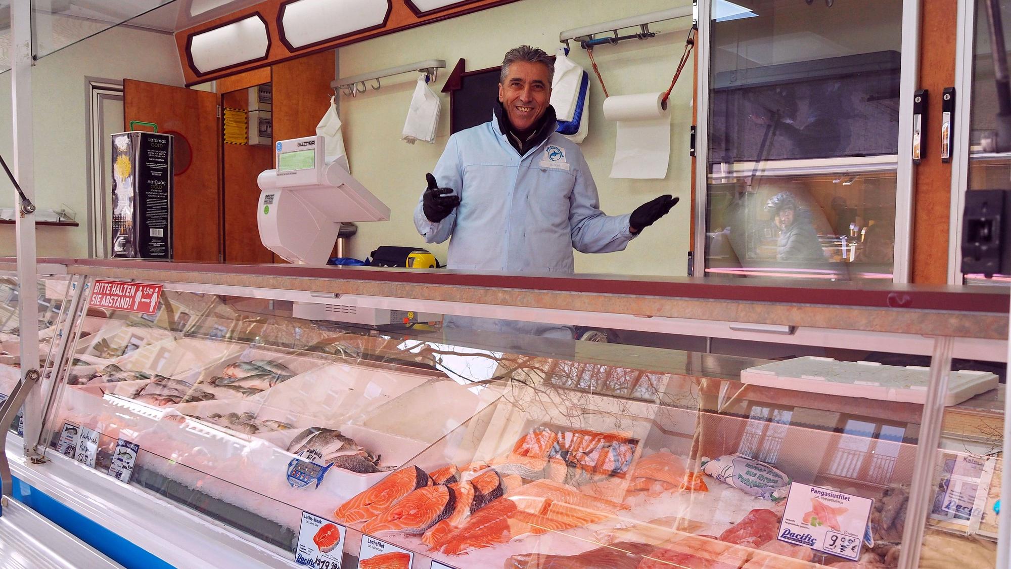 Ismail Zati in seinem Stand.