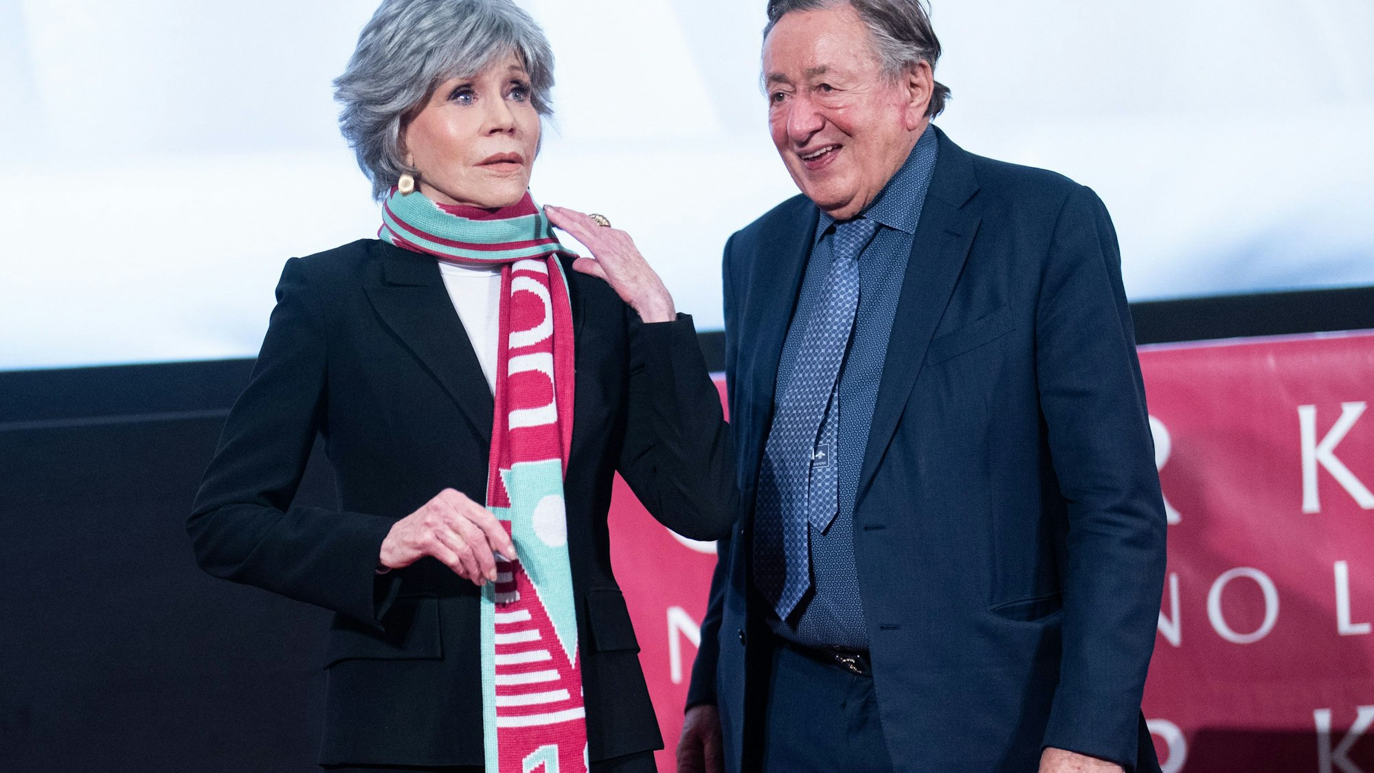 Jane Fonda, Schauspielerin aus den USA, und Richard Lugner, Unternehmer, sprechen im Rahmen einer Pressekonferenz zum Opernball in Wien.