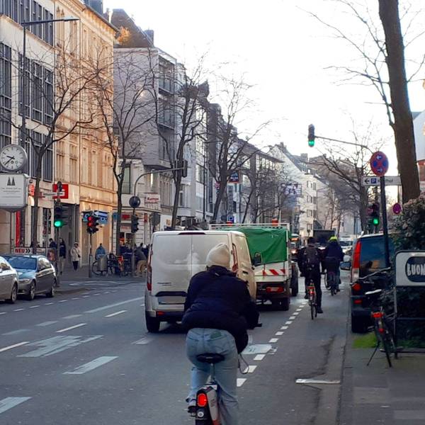 Autos und Radfahrer fahren auf der Neusser Straße.