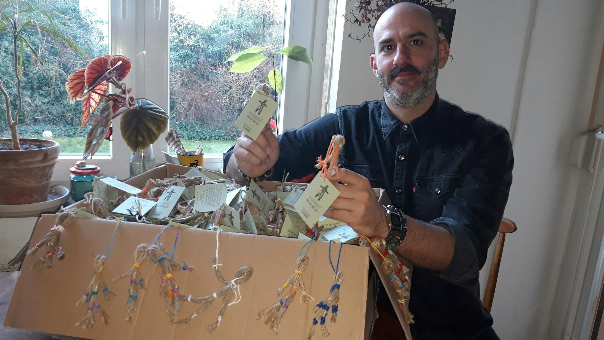 Olivér Szabó mit einer Kiste voller Taschennubbel