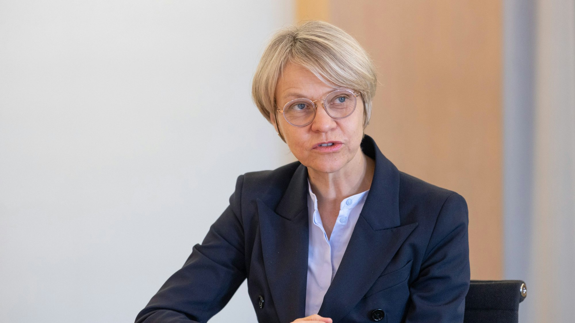 Nordrhein-Westfalens Schulministerin Dorothee Feller (CDU) spricht.