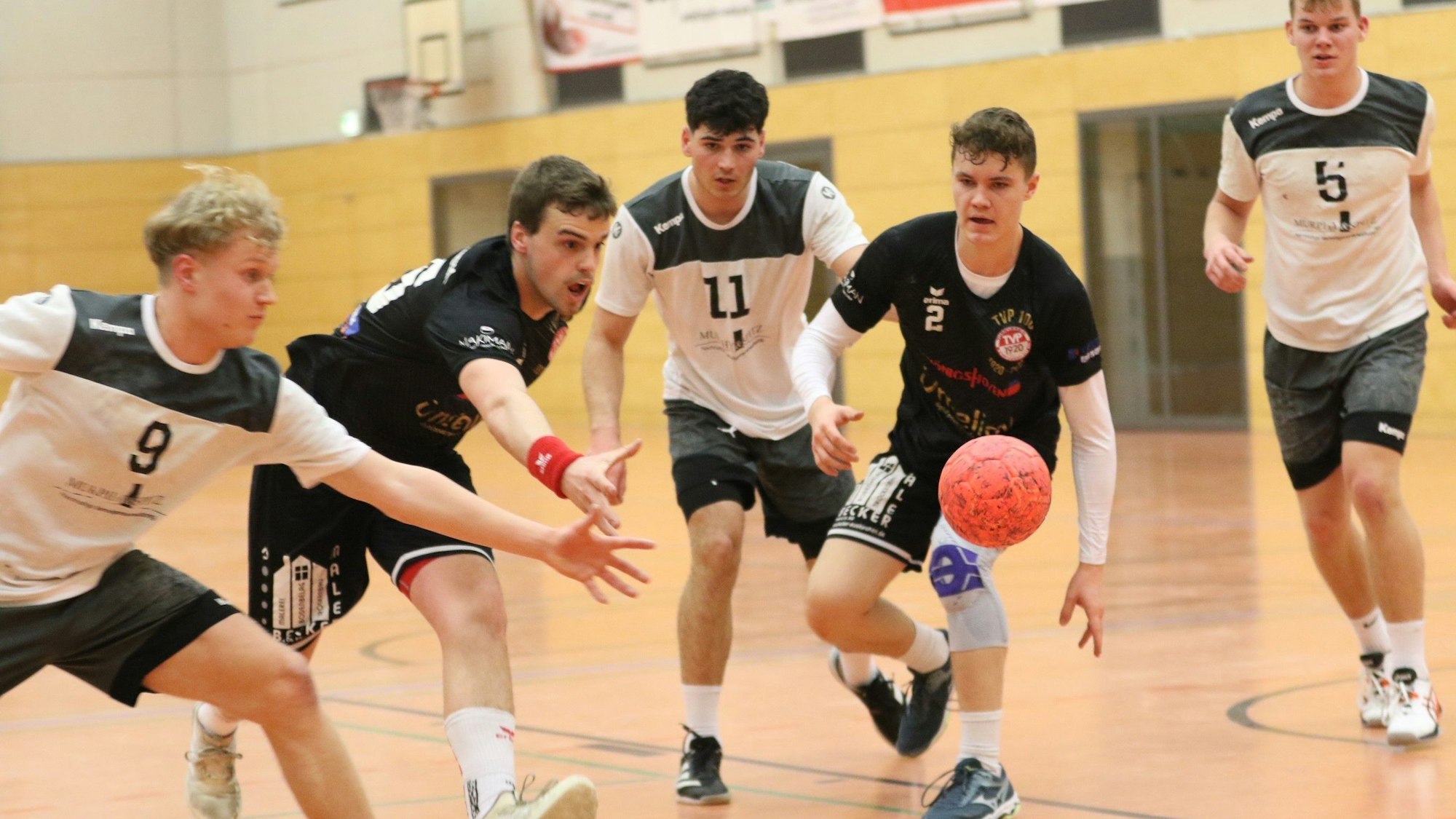 In dieser Szene kämpfen gleich drei Bonner und zwei Plamersheimer Handballer um den Ball.