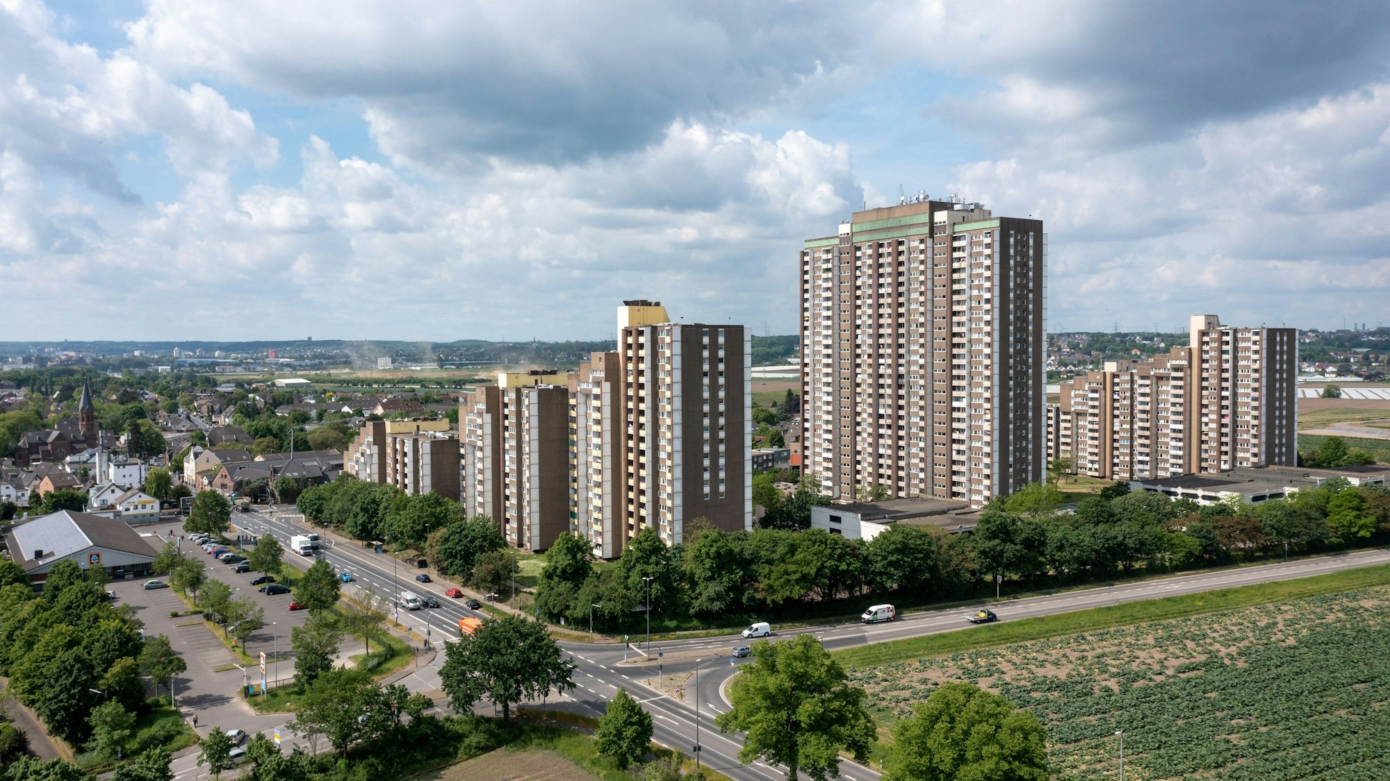 12.05.2022, Köln: Luftaufnahme der Hochhäuser am Kölnberg. Die Hochhaussiedlung in Meschenich gilt als sozialer Brennpunkt. Luftaufnahme mit Drohne. Foto: Uwe Weiser