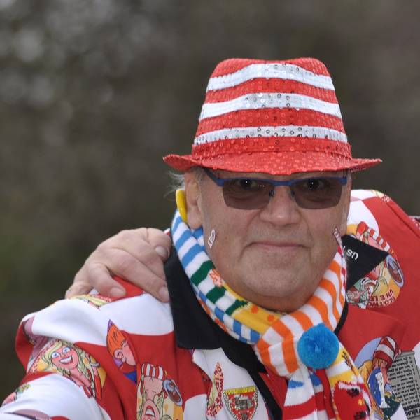 Wilfried aus Wüschheim braucht dringend eine Stammzellentherapie. Bei ihm ist Blutkrebs diagnostiziert worden. Auf dem Bild trägt der 64-Jährige ein Karnevalsoutfit.