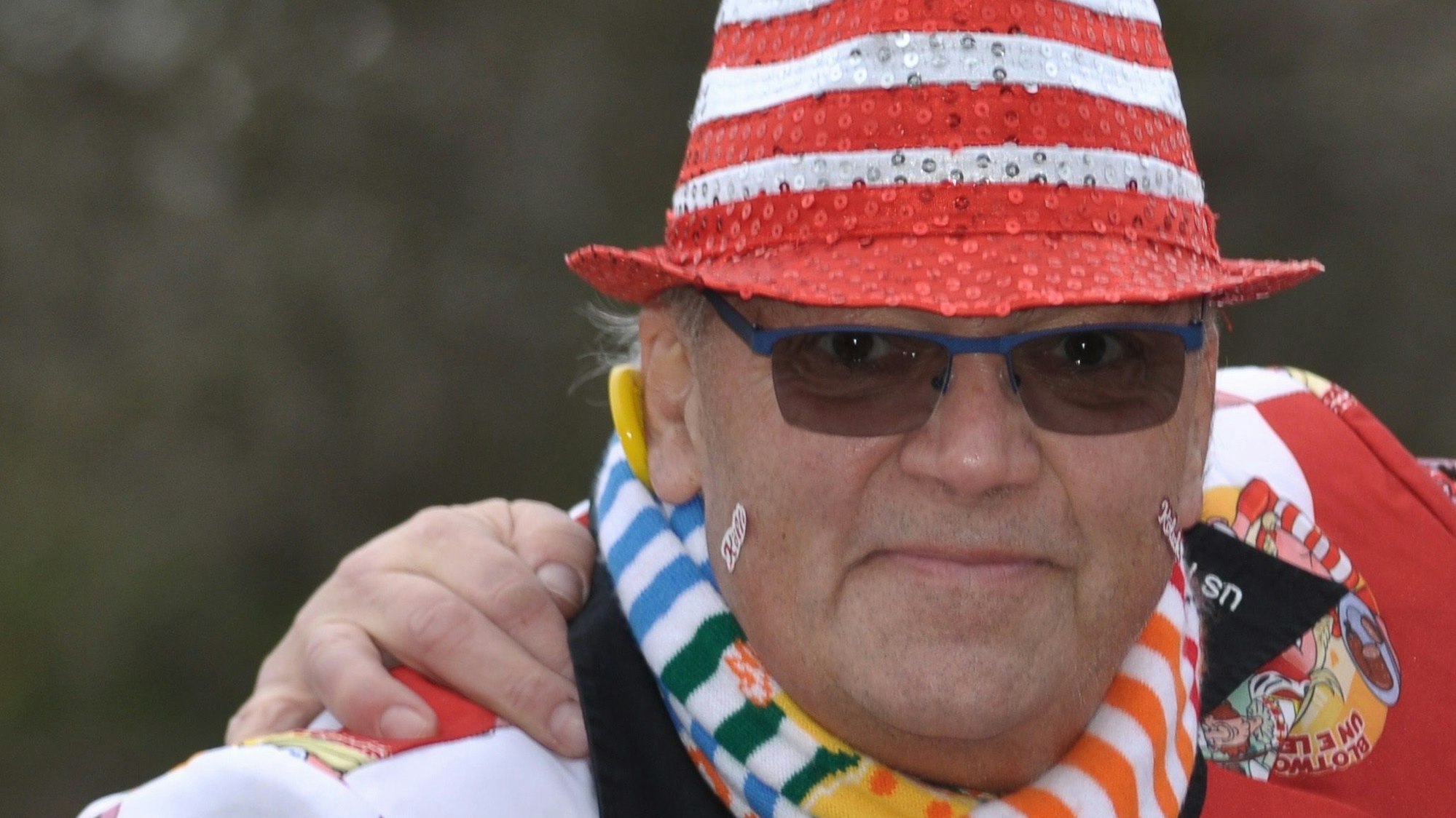 Wilfried aus Wüschheim braucht dringend eine Stammzellentherapie. Bei ihm ist Blutkrebs diagnostiziert worden. Auf dem Bild trägt der 64-Jährige ein Karnevalsoutfit.