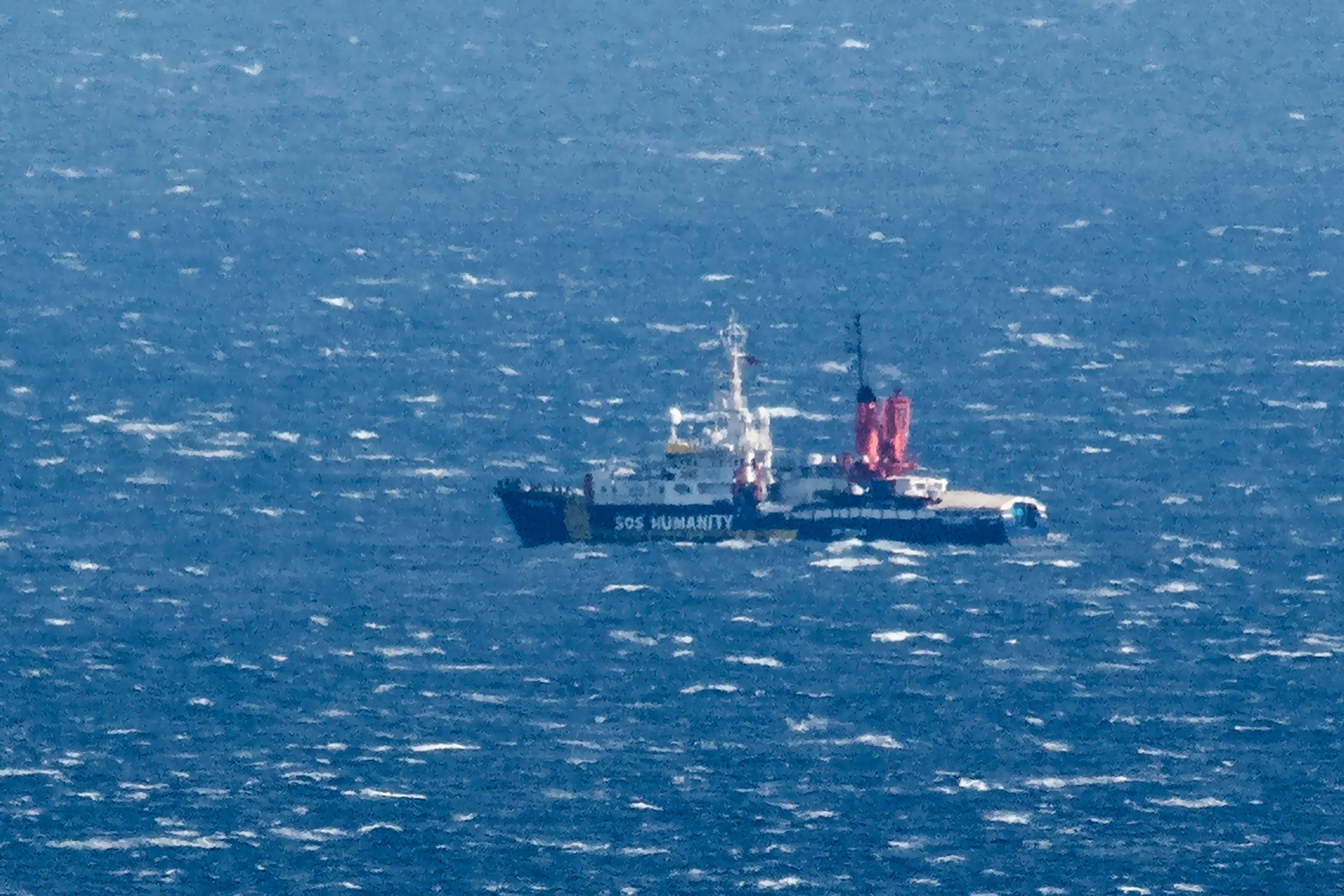 Das von SOS Humanity, einer Organisation aus Deutschland, betriebene Rettungsschiff „Humanity 1“ kreuzt vor der Küste Siziliens. (Symbolbild)