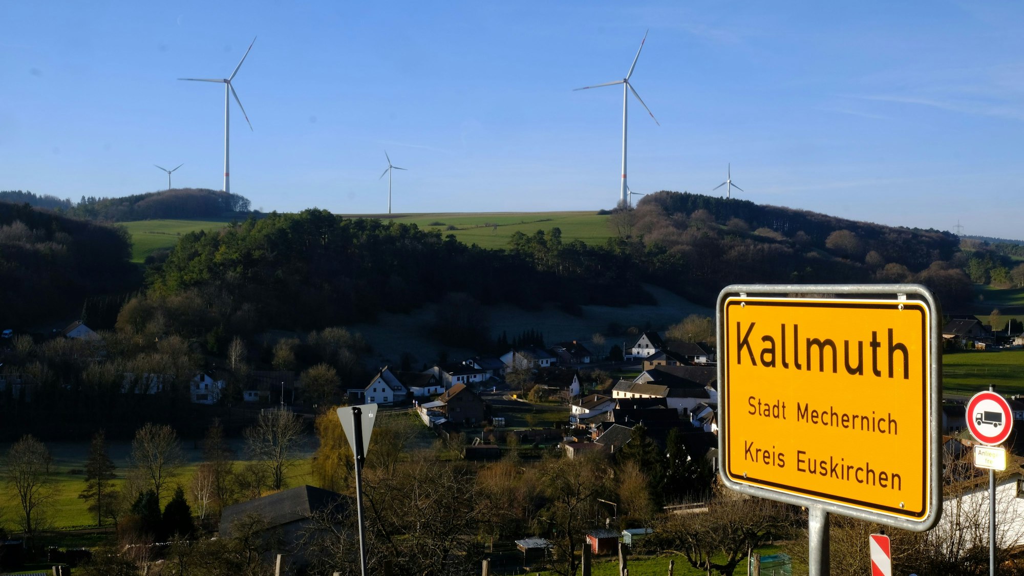 Der Windpark Ravelsberg liegt in Sichtweite der Ortschaften Kallmuth, Dottel und Keldenich.