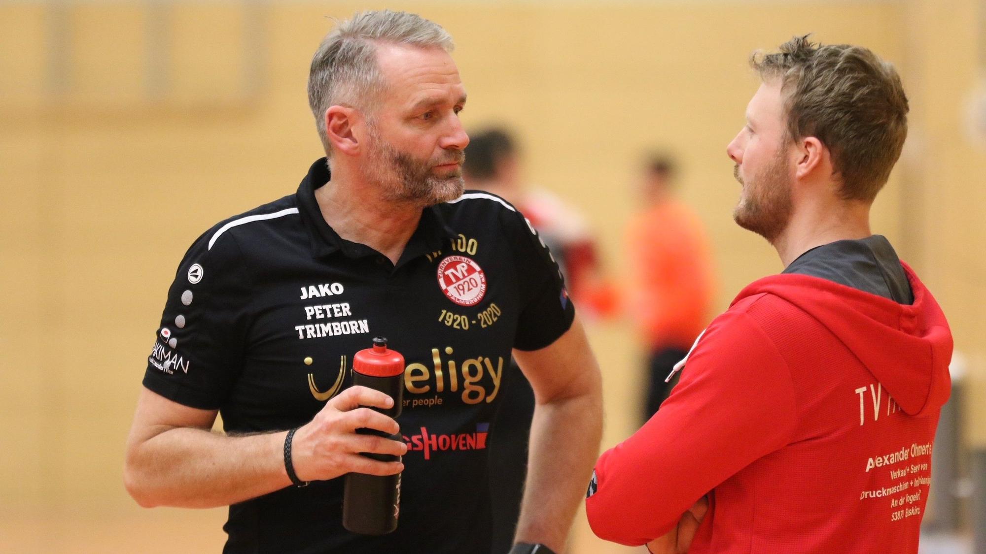 Palmersheims Trainer Peter Trimborn im Gespräch mit dem verletzten Leistungsträger René Lönenbach.