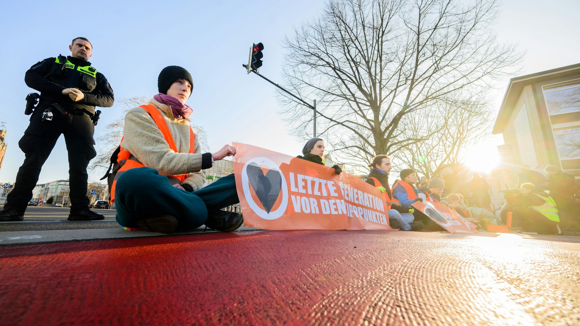 Aktivisten der Gruppierung „Letzte Generation“ während einer Straßenblockade in Hannover (Symbolbild)