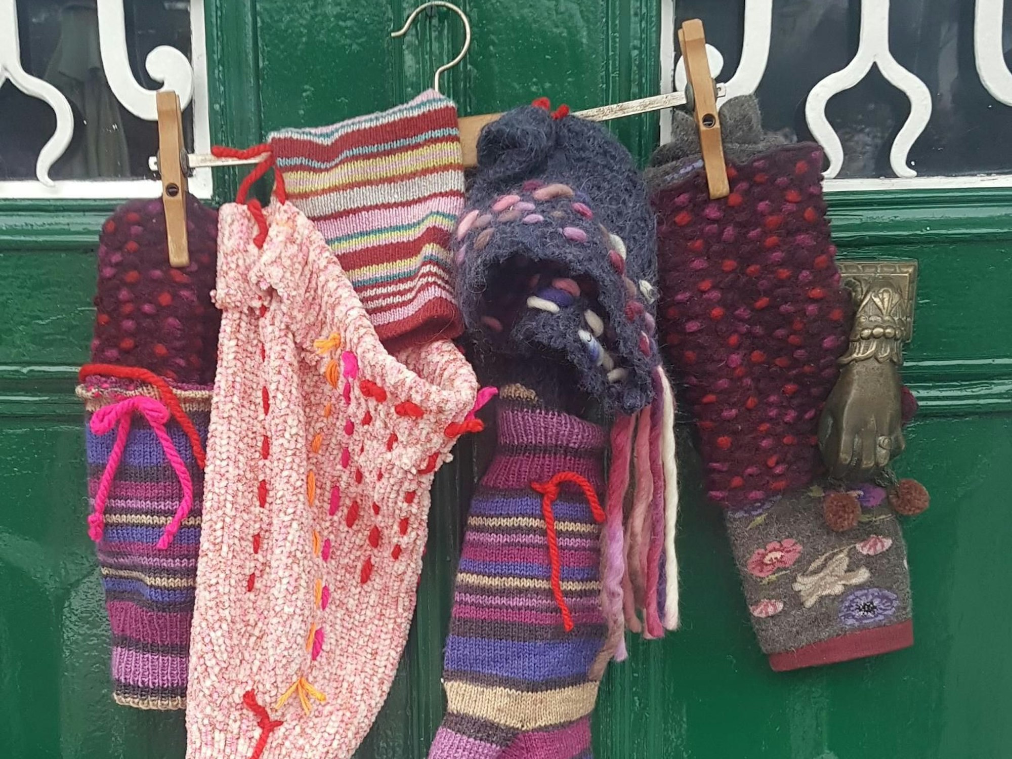 Bunte Strümpfe und Stulpen hängen auf einer Wäscheleine.