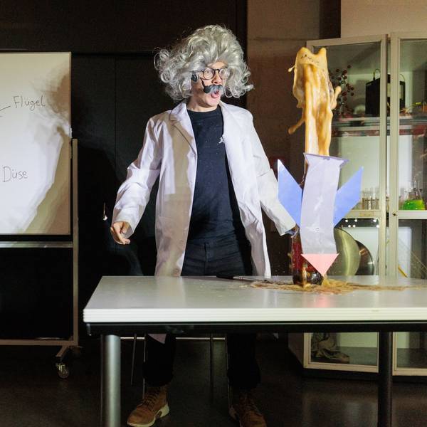 Im Theaterstück lässt der zerstreute Professor eine Cola-Flasche übersprudeln.