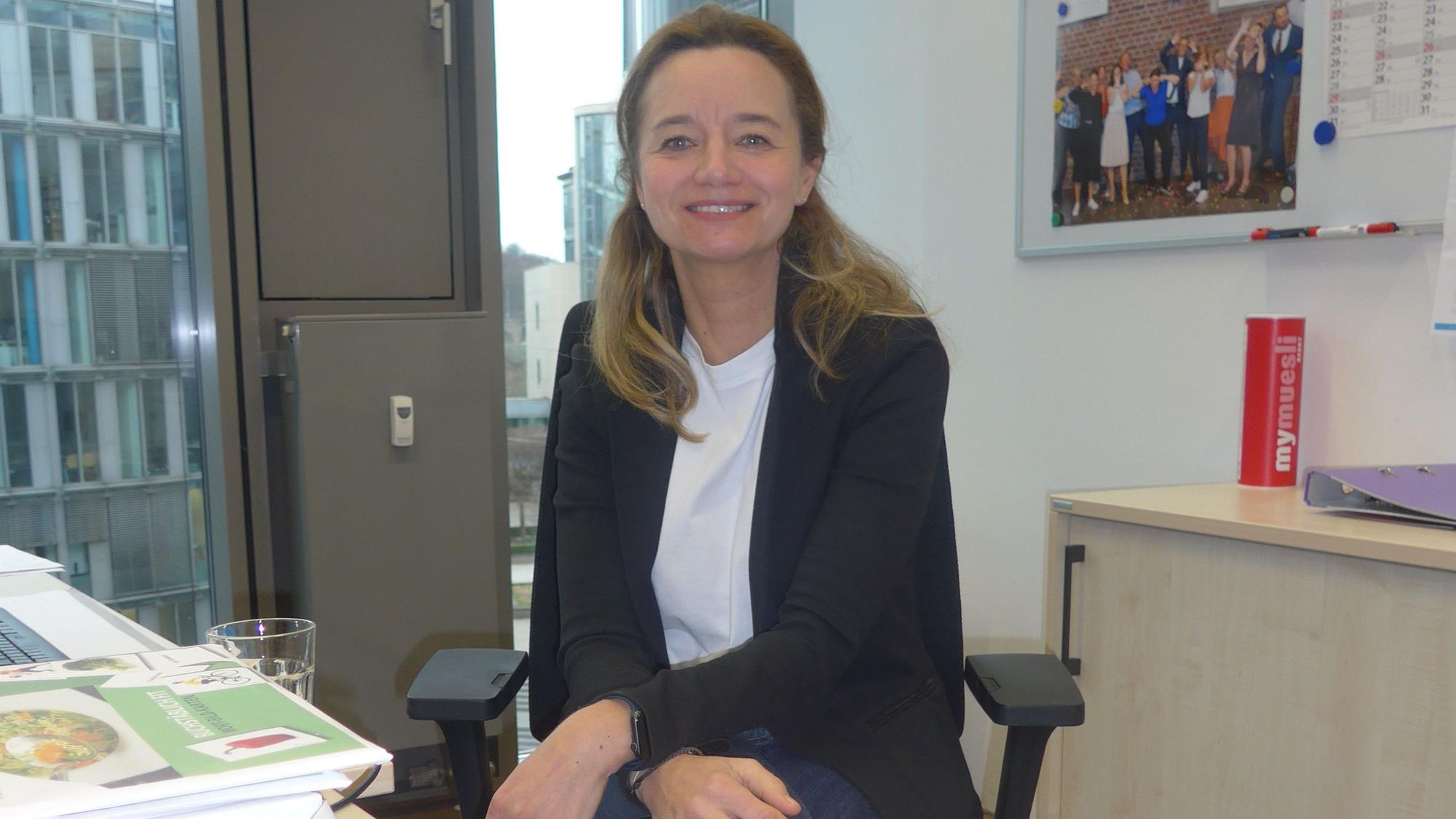 Das Foto zeigt Ernährungsberaterin Anette Schumacher in ihrem Büro. Sie hat jede Menge Tipps zum Thema Katerfrühstück. Die Königsdorfer Zugvögel verwöhnt sie mit einer thailändischen Hühnersuppe.
