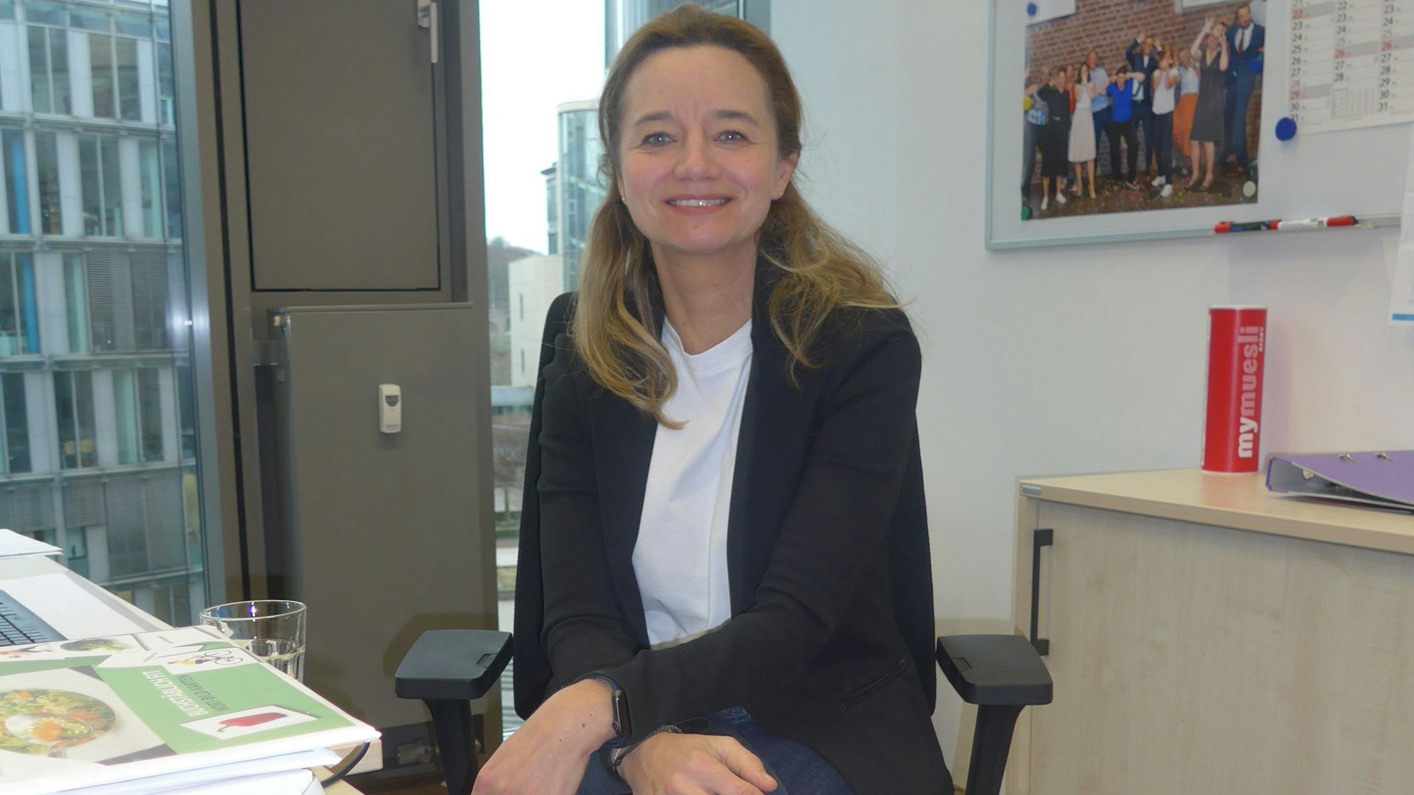 Das Foto zeigt Ernährungsberaterin Anette Schumacher in ihrem Büro. Sie hat jede Menge Tipps zum Thema Katerfrühstück. Die Königsdorfer Zugvögel verwöhnt sie mit einer thailändischen Hühnersuppe.