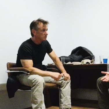 Sean Penn (l) und der ukrainische Präsident Wolodymyr Selenskyj sitzen sich gegenüber. Der ukrainische Präsidentz trägt armeegrüne Kleidung.