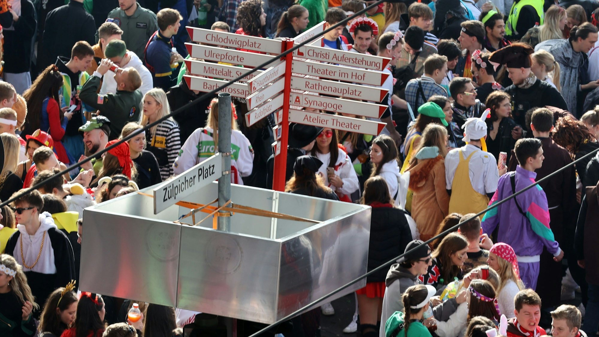 Feiernde am Zülpicher Platz.