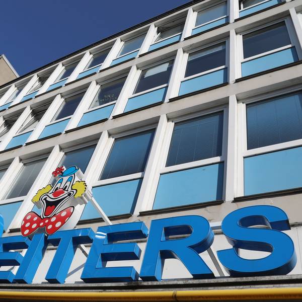 Das Deiters-Logo an der Filiale Gürzenichstraße Köln.