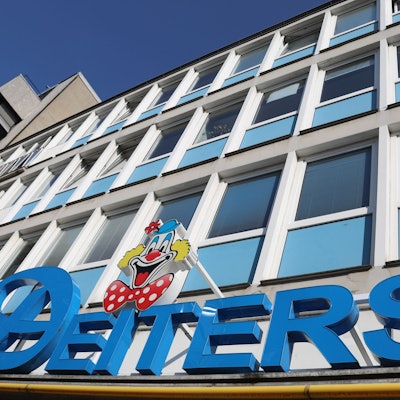 Das Deiters-Logo an der Filiale Gürzenichstraße Köln.