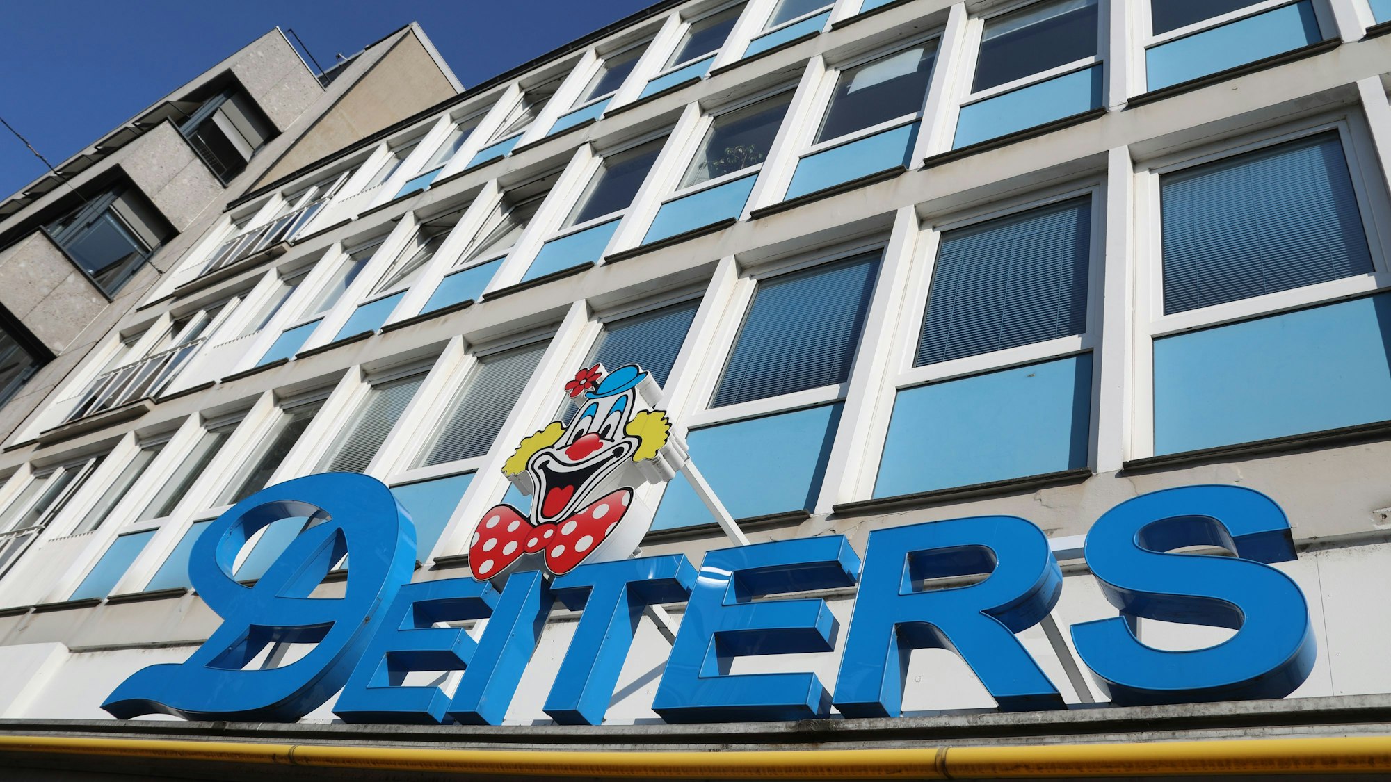 Das Deiters-Logo an der Filiale Gürzenichstraße Köln.