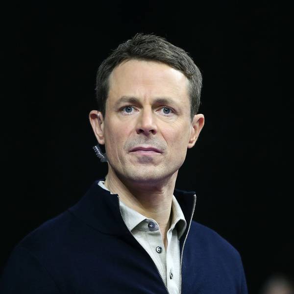Moderator Alexander Bommes steht mit einem Mikrofon in Hemd und Pullover bei einer Live-Übertragung der ARD vor der Kamera.