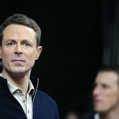 ARD-Moderator Alexander Bommes blickt in die Kamera.