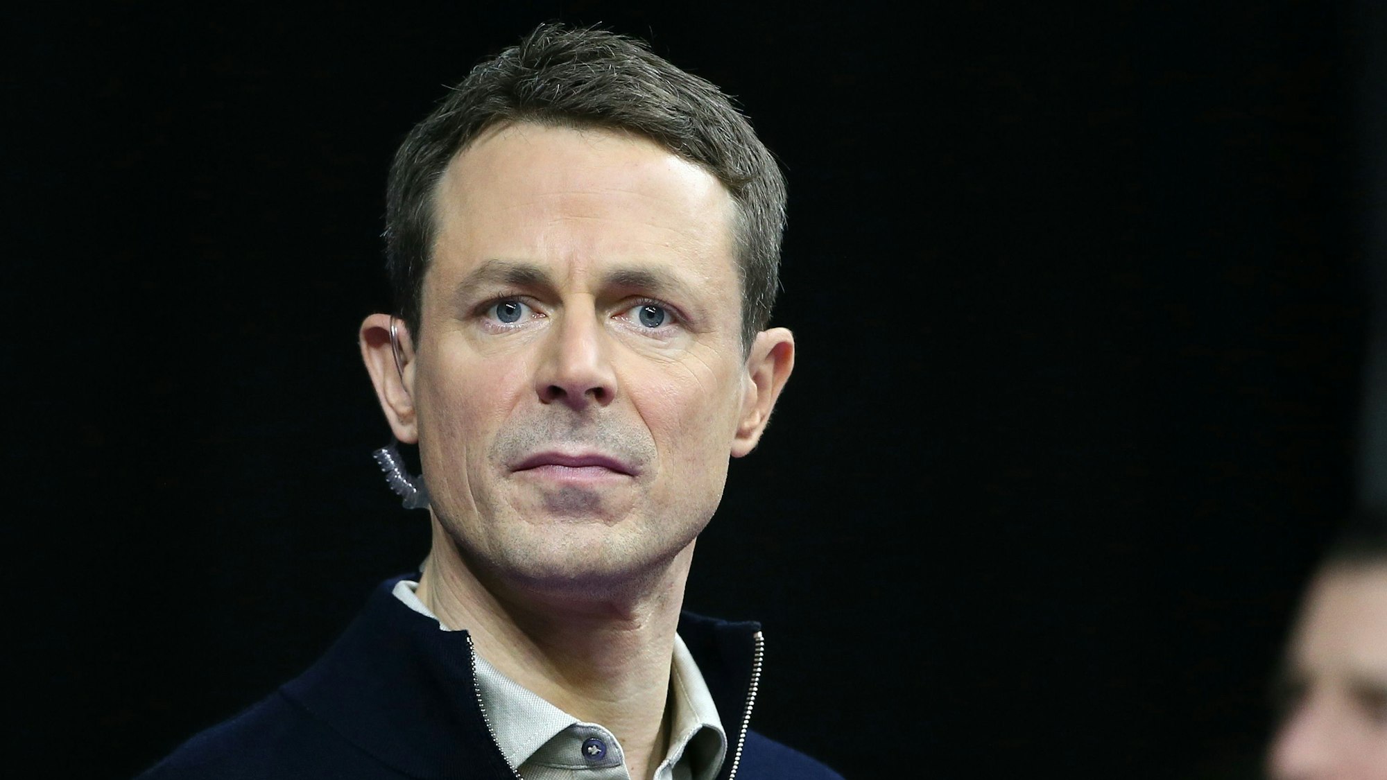 ARD-Moderator Alexander Bommes blickt während einer TV-Übertragung in die Kamera. Er trägt ein Mikrofon.