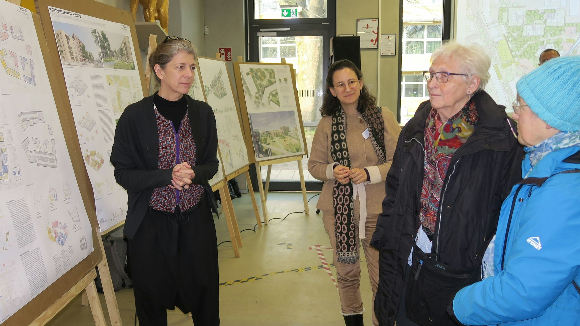 Besucher diskutieren angeregt mit den Planern