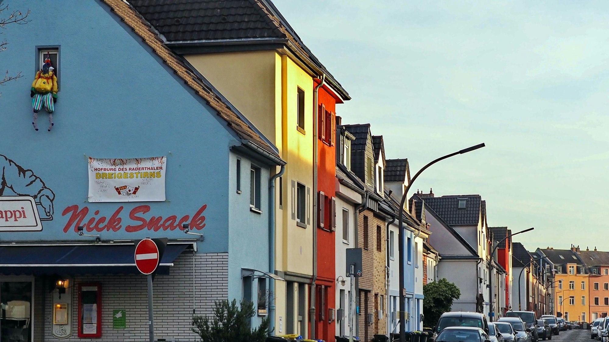 Nubbel, der an einer Hauswand mit dem Schriftzug Nick Snack hängt.