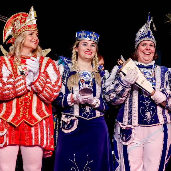 Weibliche Prinzen und Dreigestirne standen bei der Loss mer singe Sitzung auf der Bühne. Teile der weiblichen Dreigestirne aus Oberaussem (links) mit Prinz Sabrina I. und Grevenbroich (rechts) mit Prinz Inga I.