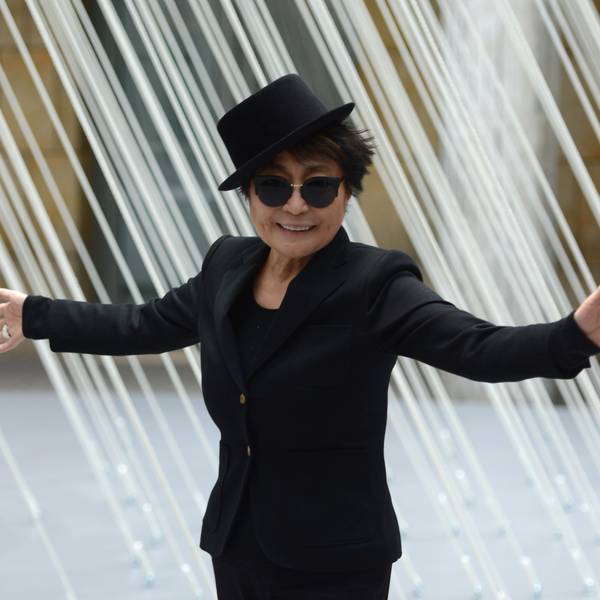 Yoko Ono steht in der Rotunde der Kunsthalle Schirn vor ihrer Installation "Morning beams".
