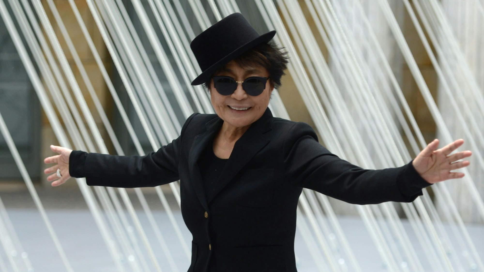 Yoko Ono steht in der Rotunde der Kunsthalle Schirn vor ihrer Installation "Morning beams".