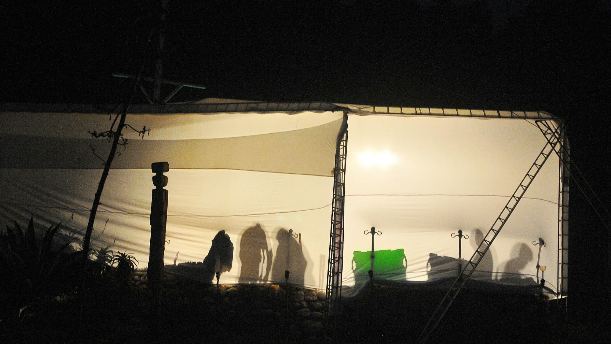 Spezialeinheiten arbeiten am Grab des Dichters und Nobelpreisträgers Neruda auf der Isla Negra vor der Ausgrabung der Leiche (Archivbild von 2011).