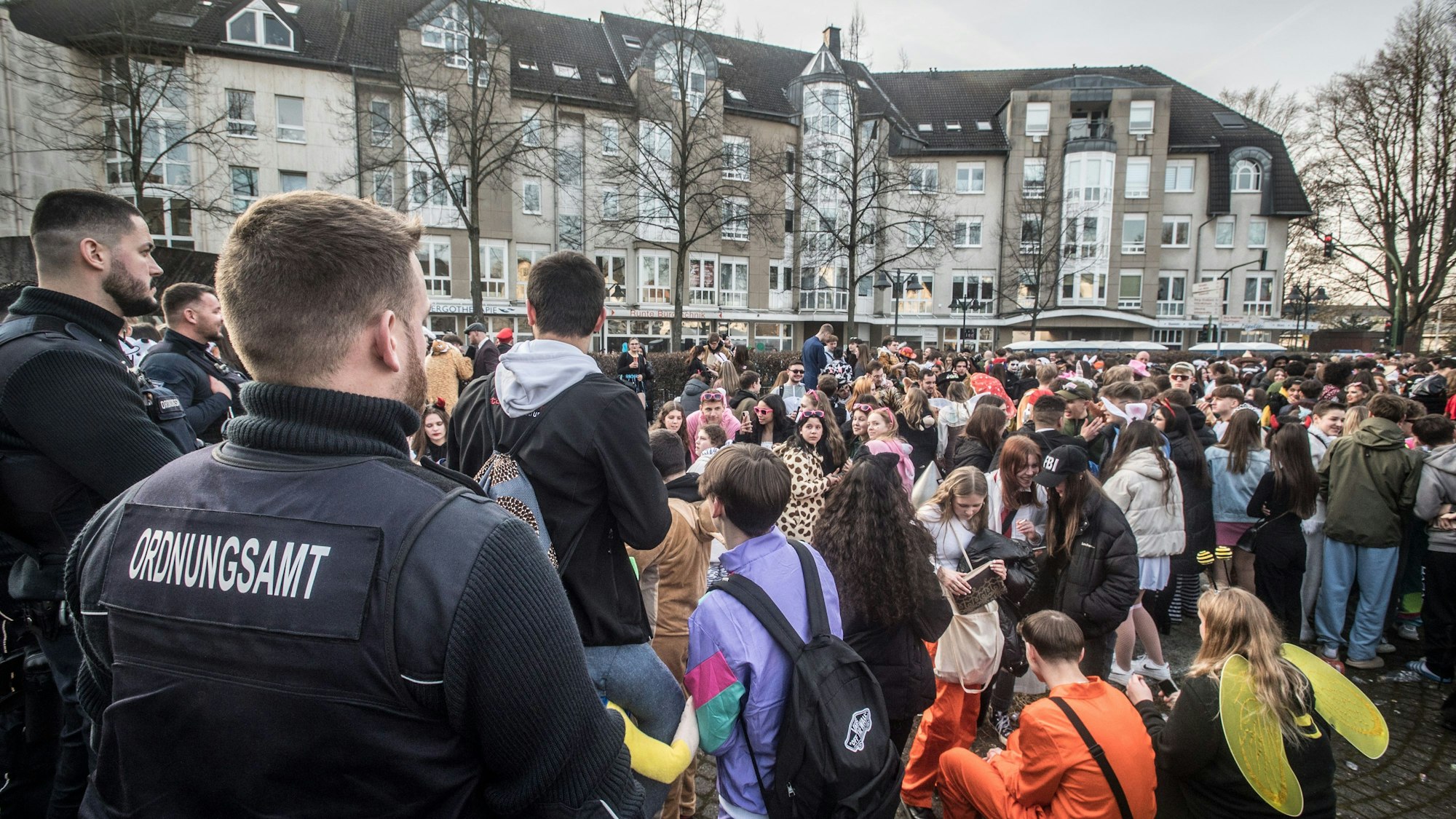 Jugend trinkt auf dem Lindenplatz