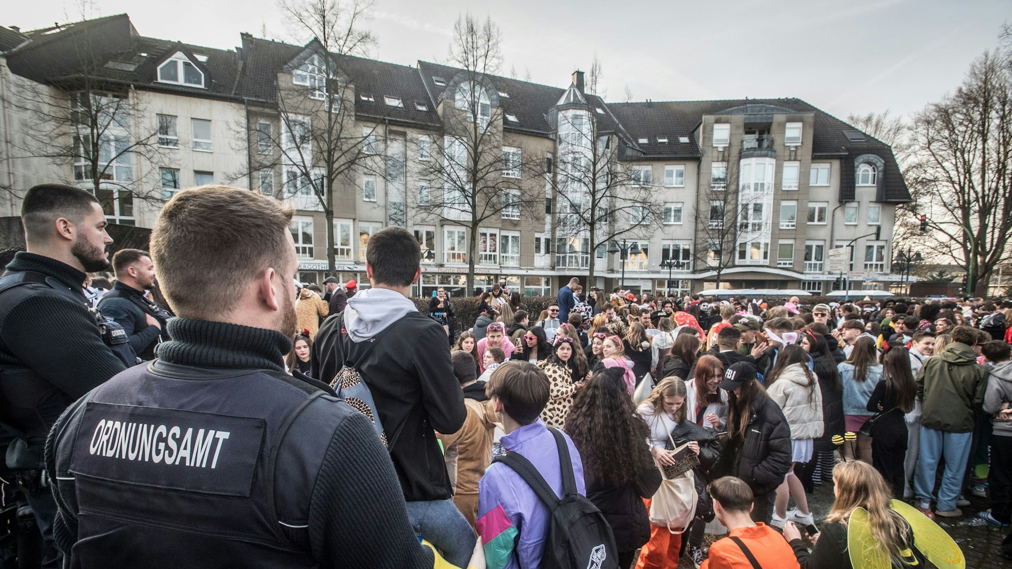 Der Lindenplatz in Schlebusch ist bei Jugendlichen besonders beliebt zum Feiern.