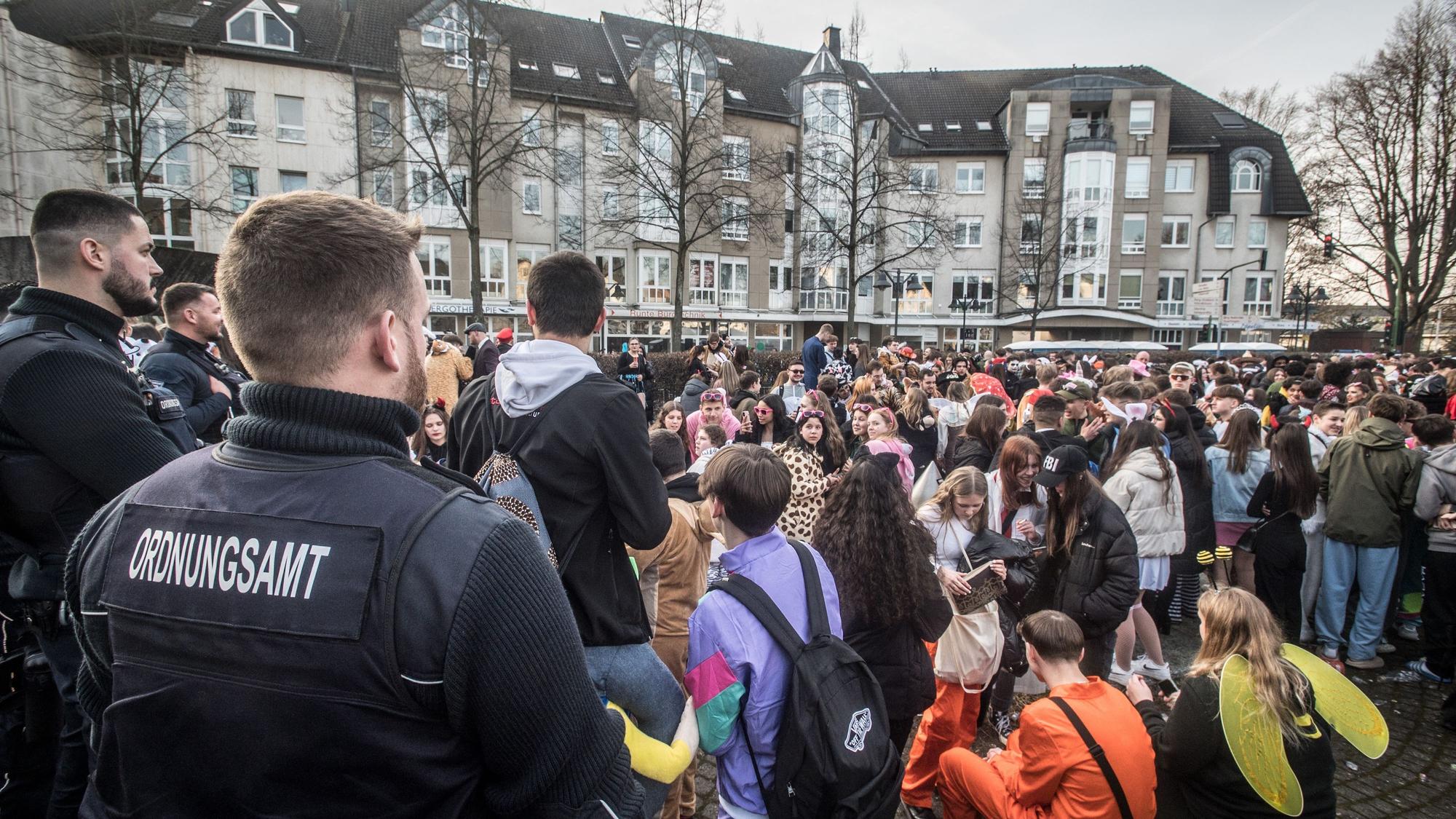 Jugend trinkt auf dem Lindenplatz