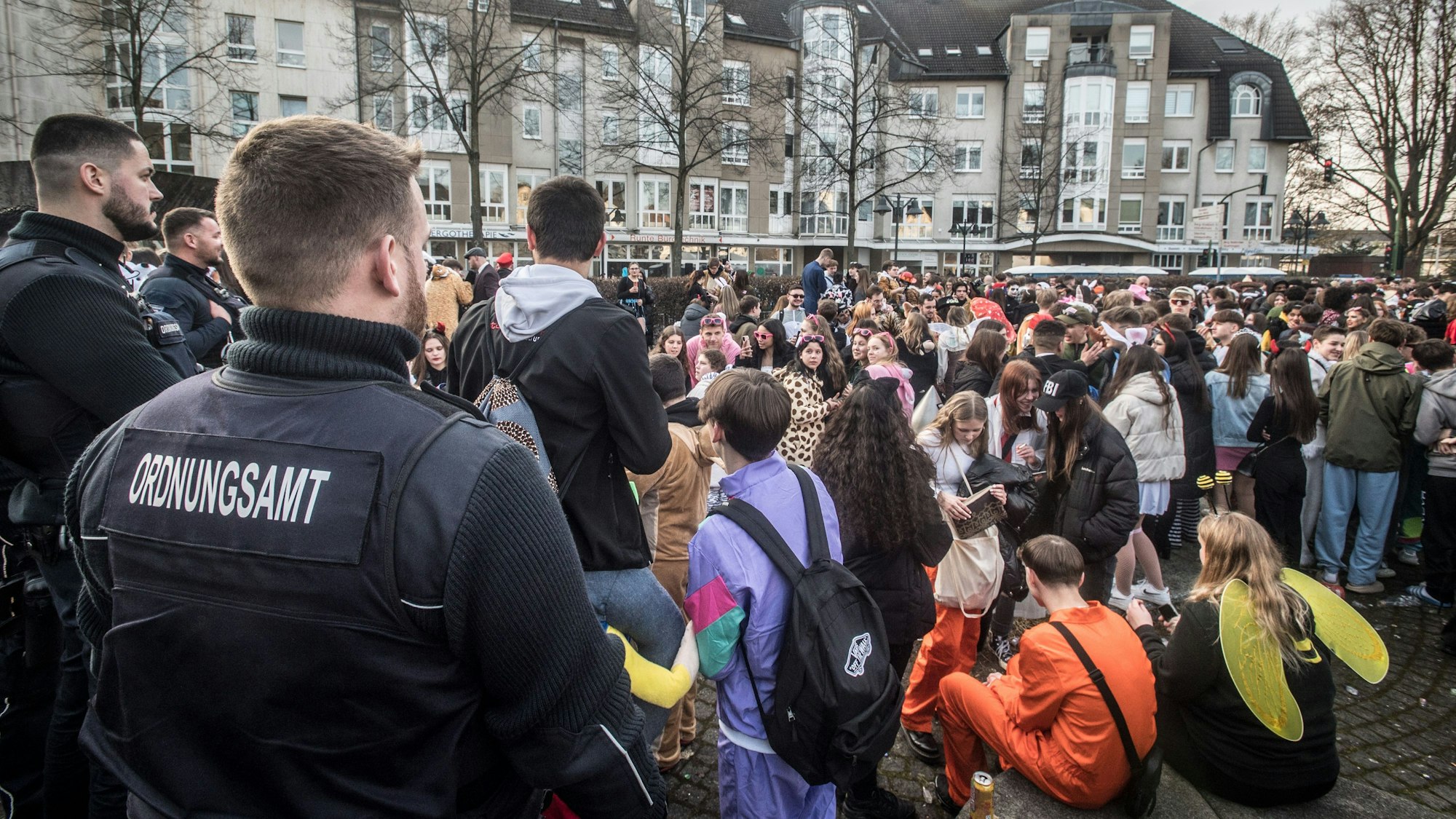 Jugend trinkt auf dem LindenplatzBeschreibung Foto: Ralf Krieger