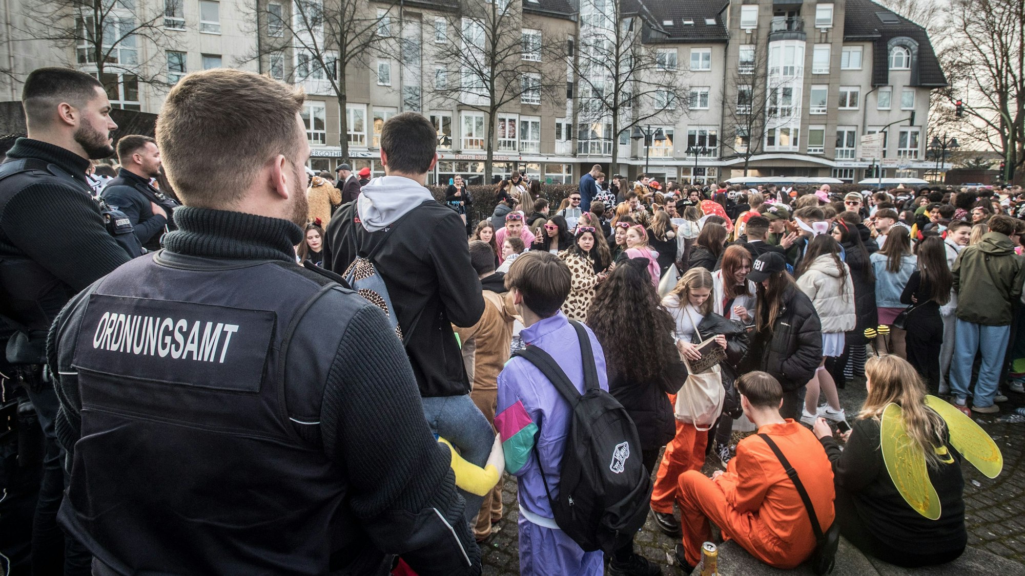 Jugend trinkt auf dem LindenplatzBeschreibung Foto: Ralf Krieger