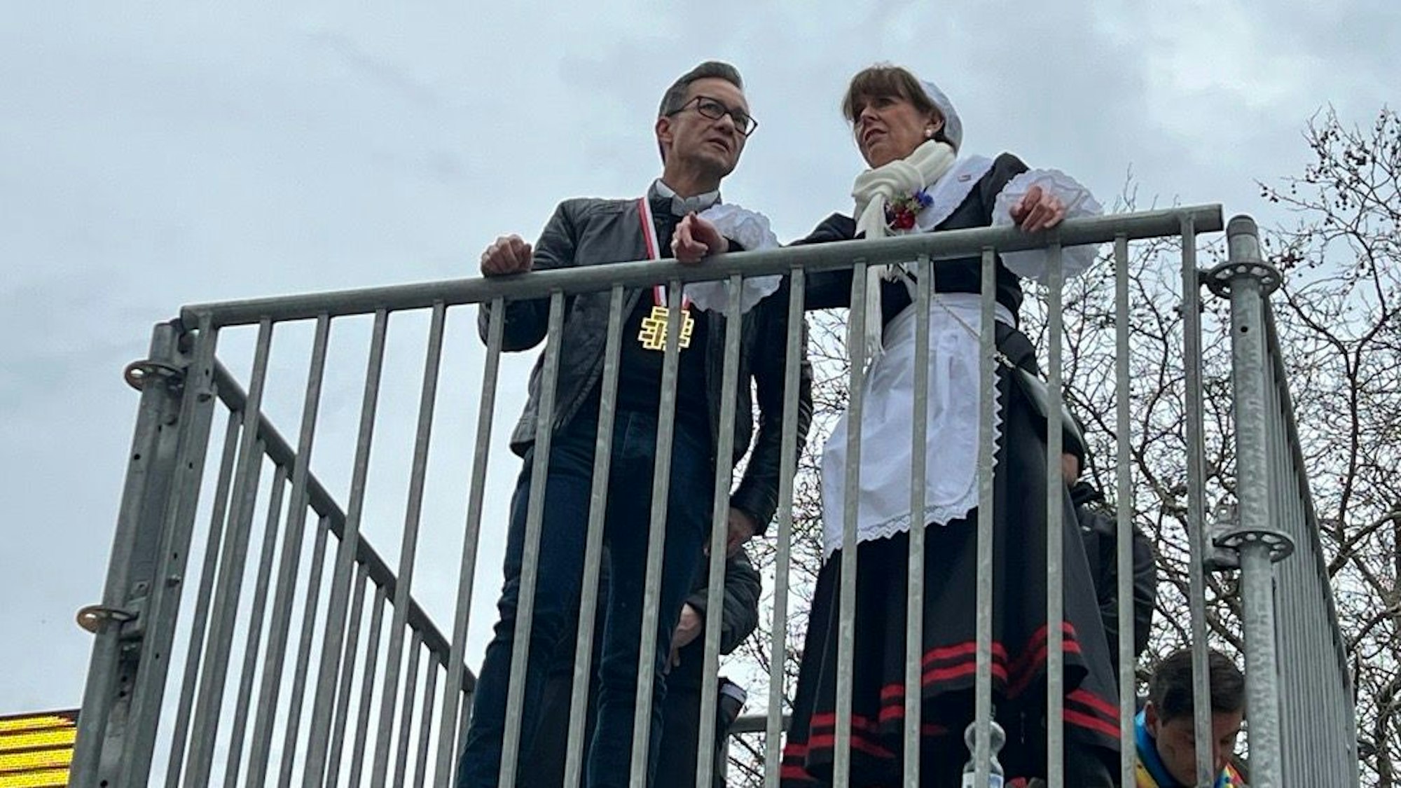 Polizeipräsident Falk Schnabel und Henriette Reker auf einem Aussichtsturm am Eingang vor der Mensa.Sie verschaffen sich einen Überblick über die Feiern auf der Uniwiese.
