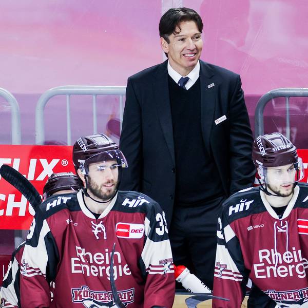 Kölns Trainer Uwe Krupp lächelt.