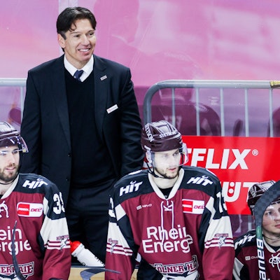Kölns Trainer Uwe Krupp lächelt.