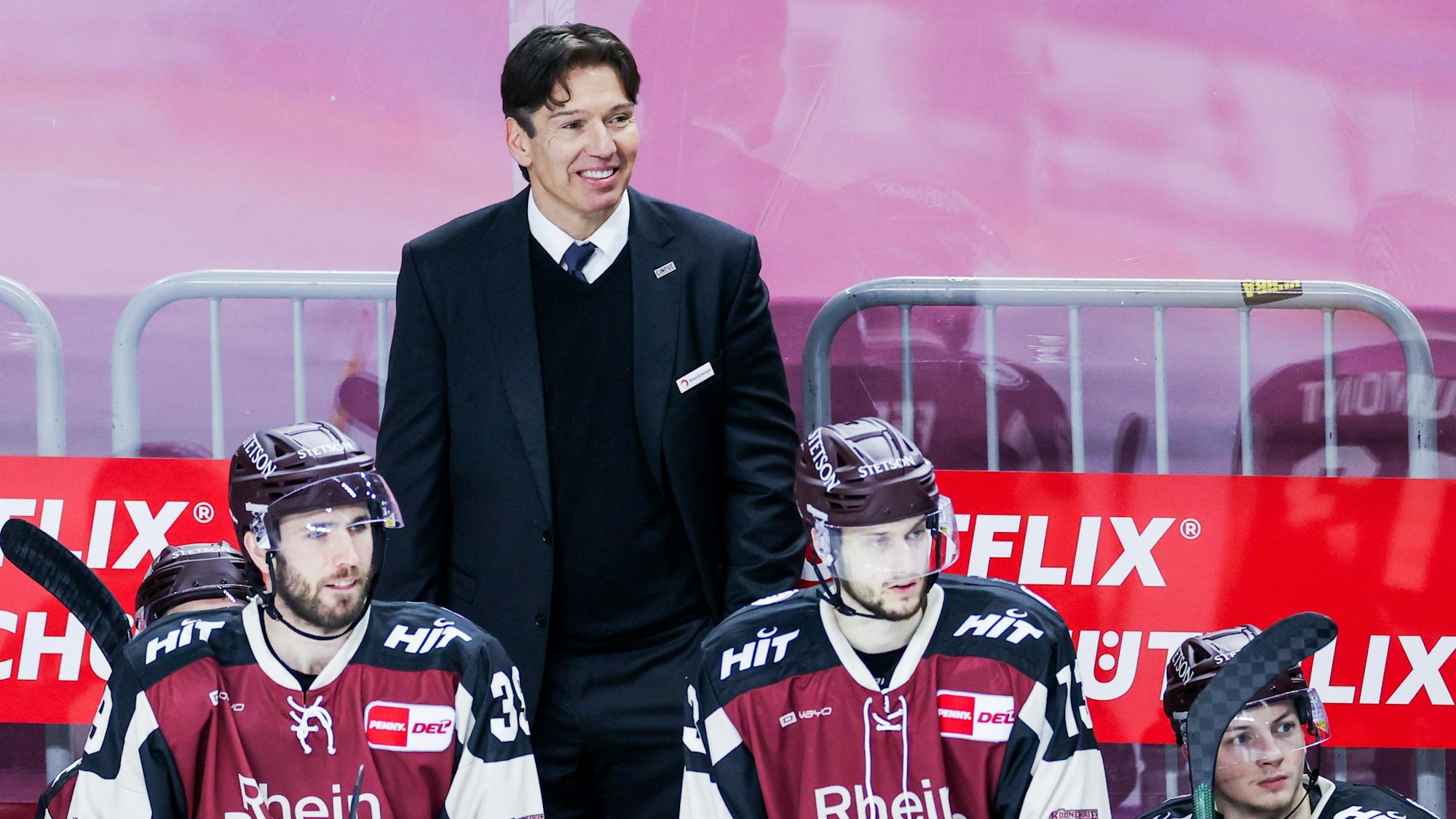 Kölns Trainer Uwe Krupp lächelt.