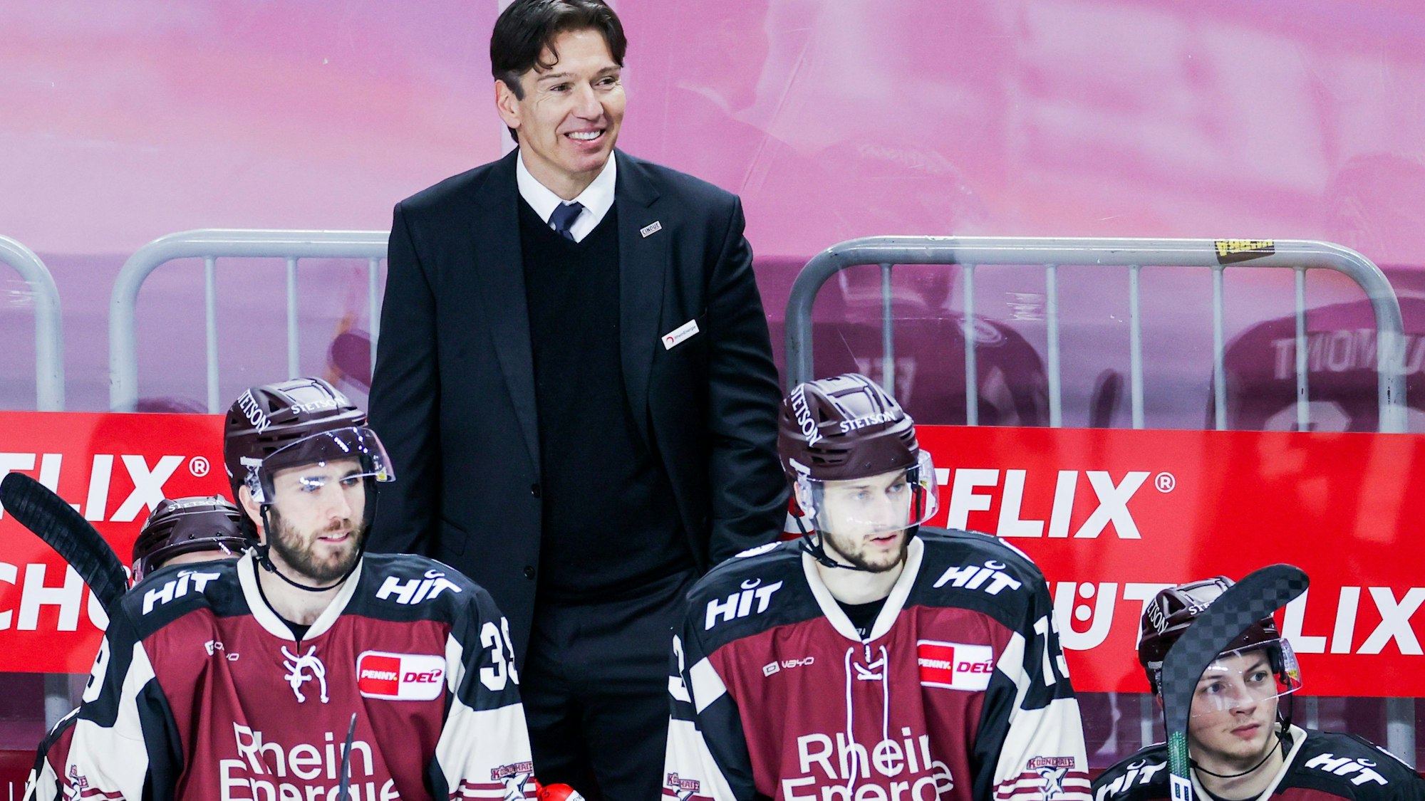 Kölns Trainer Uwe Krupp lächelt.