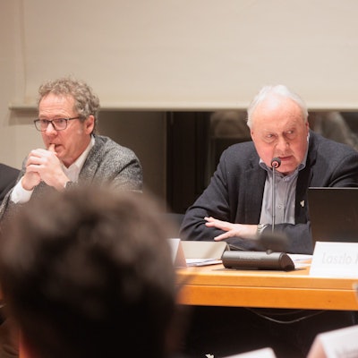 In der Sitzung des Engelskirchener Gemeinderates sitzt der Bürgermeister neben seinem allgemeinen Vertreter und dem Gemeindekämmerer.